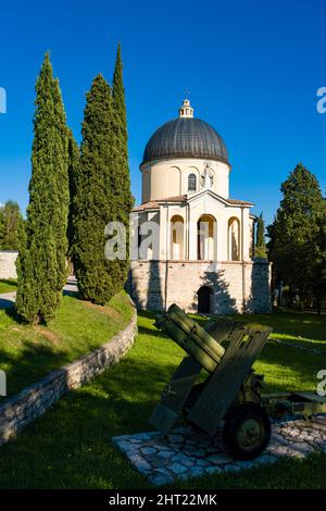 Die Kirche der Madonna delle Grazie befindet sich auf dem Friedhof des Dorfes Cison di Valmarino, umgeben von Zypressen und Bäumen. Stockfoto