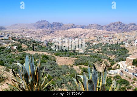 Wadi Musa Dorf, Häuser und Landschaft um, das Zentrum des alten Petra, Jordanien. Stockfoto