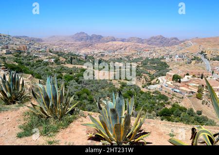 Wadi Musa Dorf, Häuser und Landschaft um, das Zentrum des alten Petra, Jordanien. Stockfoto