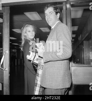 Jane Fonda, amerikanische Schauspielerin, mit Ehemann, Filmregisseur Roger Vadim, am Samstag, 9.. Oktober 1965, am Flughafen London-Heathrow. Stockfoto