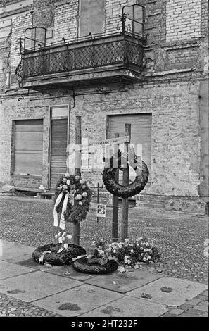 Denkmal für Ida Siekmann, die nach dem Sprung aus ihrem Wohnfenster in der Bernauer Straße nach der Schließung der Grenze zwischen Ost- und West-Berlin starb. Die Gebäude auf der Ostseite der Straße befinden sich in Ost-Berlin, die Bürgersteige und die Straße in West-Berlin. Da dies bedeutete, dass ein Bewohner aus seiner Haustür in die Freiheit gehen konnte, ordneten die DDR-Behörden die gewaltsame Evakuierung aller Wohnungen an der Grenze an und verputzten alle Eingänge und Fenster, die Ida Siekmann beim Versuch, bei der Evakuierung ihres Gebäudes zu entkommen, starb. Ca. 1965 Stockfoto