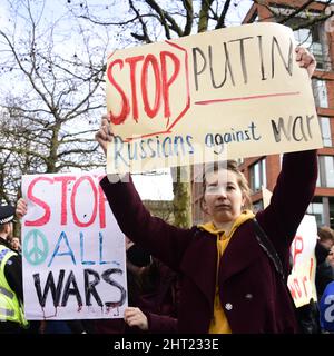 Manchester, Großbritannien, 26.. Februar 2022. Eine Frau hält ein Plakat mit dem Motto „Macht Putin-Russen gegen den Krieg“. Hunderte von Menschen protestierten neben der Statue der Königin Victoria in Piccadilly Gardens, im Zentrum von Manchester, England, Großbritannien, gegen die russische Invasion in der Ukraine. Es wurde vom Ukrainischen Kulturzentrum „Dnipro“ Manchester organisiert. Es gibt Medienberichte von 198 Ukrainern, die landesweit seit dem Einmarsch russischer Soldaten gestorben sind. Quelle: Terry Waller/Alamy Live News Stockfoto