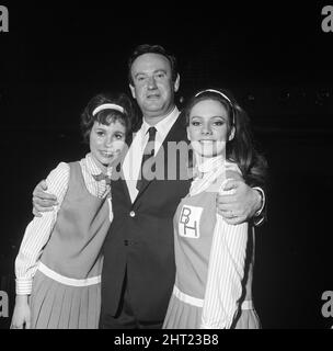 Erste Nacht im „Passion Flower Hotel“ im Prince of Wales Theatre. Im Anschluss an die Show, Karen Fernald, Wolf Mankowitz und Frau Annis. 25.. August 1965. Stockfoto