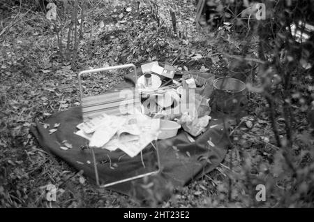 Harry Roberts wollte im Zusammenhang mit der Erschießung von drei Londoner Polizisten wurde heute in einem Wald bei Bishops Stortford in Herts wieder aufgenommen. Roberts, der seit mehr als drei Monaten gesucht wird, gab ohne Probleme der Polizei sgt Peter Smith nach. In einem getarnten Zelt am Rande von Thorley Wood entdeckte die Polizei eines der geschickt ausgeklügeltesten Verstecke, die je bekannt waren, wo Roberts in den letzten sechs Wochen gelebt hat. Das Zelt ist 5ft hoch an seinem höchsten Punkt und von einer Plastikfolie getarnt und enthielt eine Fülle von Lebensmitteln und Brennstoffen. Ein Camp-Bett und ein Aluminium-Stuhl wie wir Stockfoto