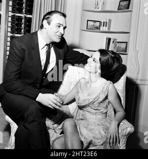 Die Parisienne-Schauspielerin Claudine Auger, die im James Bond-Film Thunderball Domino spielen wird, wurde hier mit Sean Connery während eines Interviews mit dem Daily Mirror-Showbusiness-Reporter Donald Zec gesehen. 17.. Februar 1965 Stockfoto