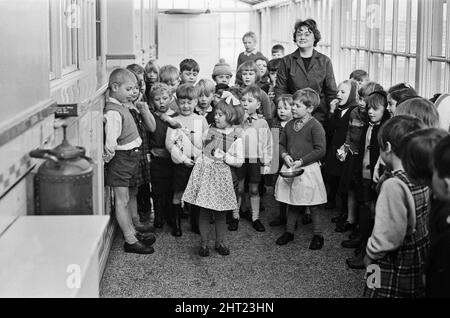 Pfannkuchen machen Bilder.fünf Jahre alte Schüler von der Gawthorpe Kinderschule, Ussett, West Yorkshire, abgebildet Pfannkuchen machen. Ein Experiment, das von der Schulleiterin Margaret Craighan durchdacht wurde. Das Bild zeigt an der Vorderseite Jane Pickles und David Laffey (knieend), die ihre Pfannkuchen in der Klasse warfen. Das Bild wurde am 4.. März 1965 aufgenommen Stockfoto