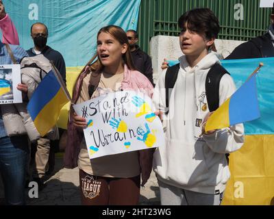 Athen, Attika, Griechenland. 26.. Februar 2022. Demonstration vor der russischen Botschaft gegen die andauernde Invasion der Ukraine durch Russland. (Bild: © George Panagakis/Pacific Press via ZUMA Press Wire) Stockfoto