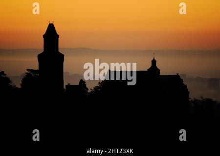 Blick auf Schloss Kronberg, vor Sonnenaufgang, im Taunus, Hessen, Deutschland Stockfoto