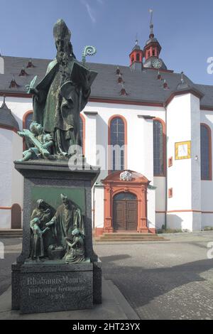 Denkmal für Rabanus Maurus, Rhabanus, 780-856, vor der St. Walburga Kirche, Oestrich-Winkel im Rheingau, Hessen, Deutschland Stockfoto