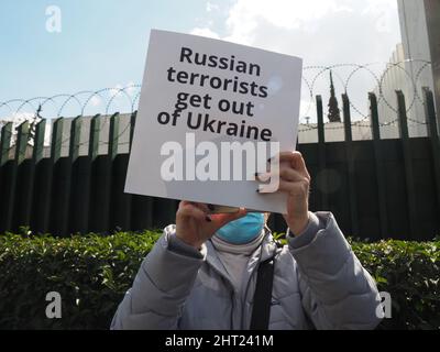 Athen, Attika, Griechenland. 26.. Februar 2022. Demonstration vor der russischen Botschaft gegen die andauernde Invasion der Ukraine durch Russland. (Bild: © George Panagakis/Pacific Press via ZUMA Press Wire) Stockfoto