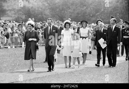 Die Gedenkstätte für Präsident John F. Kennedy wird im Mai 1965 in Runnymede-B... Enthüllt. Die Gedenkstätte steht auf dem Boden, der früher der Krone gehörte und jetzt im Besitz der Vereinigten Staaten von Amerika ist. Enthüllt von Königin Elizabeth II. Am 14. Mai 1965 in Anwesenheit von Frau und Kindern von Präsident Kennedy. Im Bild: Queen Elizabeth II Jackie Kennedy Caroline Kennedy Prinz Philip Stockfoto