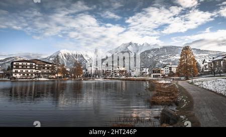 Blick auf die Häuser am Seeufer. Graubünden, Laax, Schweiz. Stockfoto