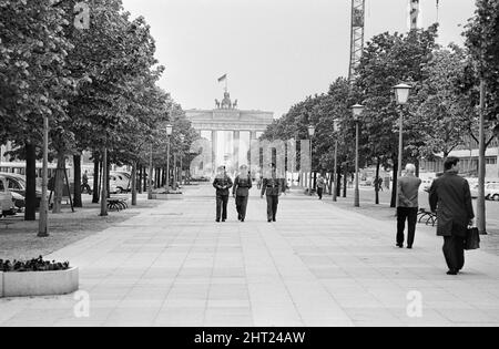 Szenen in Ost-Berlin, vier Jahre nach Beginn der Arbeiten am Bau der Berliner Mauer, die Ost und West trennt. Blick auf das Brandenburger Tor an der Grenze zwischen den Stadtteilen. 26. Mai 1965. Stockfoto