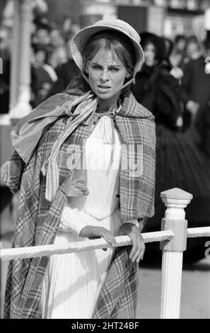 Julie Christie am Set von „Far From The Madding Crowd“ in Weymouth, Dorset. 27.. September 1966. Stockfoto