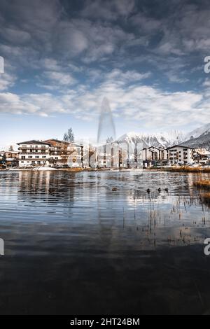 Vertikale Aufnahme der Häuser am Seeufer. Graubünden, Laax, Schweiz. Stockfoto