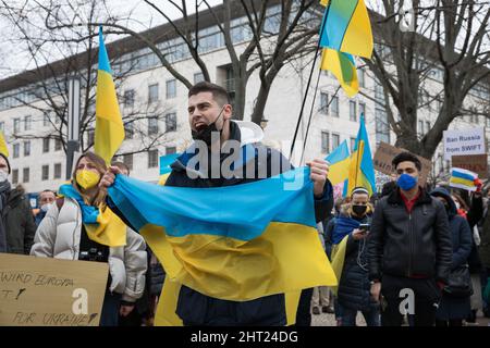 Berlin, Deutschland. 26.. Februar 2022. Proteste gegen den russischen Einmarsch in die Ukraine. Demonstranten versammelten sich am Samstag vor der russischen Botschaft in Berlin. Viele Demonstranten, die Schilder mit der Aufschrift Putin ist ein Terrorist, ein Mörder halten, beenden den Krieg, schließen den Himmel, Flugverbotszone, Waffen für die Ukraine und Verbot Russland aus Swift. Außerdem verglich mehrere Demonstranten Putin mit Hitler, nannten ihn Putler oder ließen ihn ein Hakenkreuz tragen. Die deutsche Polizei versuchte, mehrere Zeichen des Protestes zu verbieten. (Bild: © Michael Kuenne/PRESSCOV über ZUMA Press Wire) Stockfoto