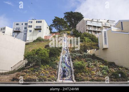 Menschen, die in San Francisco, Kalifornien, die gefliesten Stufen der 16. Avenue hinaufsteigen, sind von Gebäuden umgeben Stockfoto