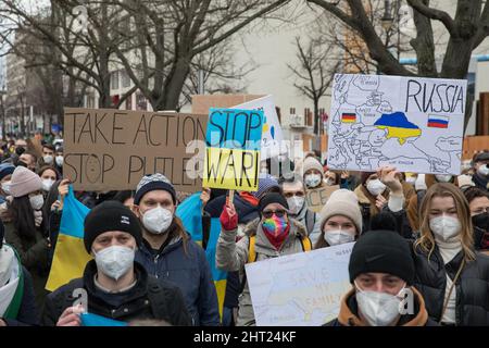 Berlin, Deutschland. 26.. Februar 2022. Proteste gegen den russischen Einmarsch in die Ukraine. Demonstranten versammelten sich am Samstag vor der russischen Botschaft in Berlin. Viele Demonstranten, die Schilder mit der Aufschrift Putin ist ein Terrorist, ein Mörder halten, beenden den Krieg, schließen den Himmel, Flugverbotszone, Waffen für die Ukraine und Verbot Russland aus Swift. Außerdem verglich mehrere Demonstranten Putin mit Hitler, nannten ihn Putler oder ließen ihn ein Hakenkreuz tragen. Die deutsche Polizei versuchte, mehrere Zeichen des Protestes zu verbieten. (Bild: © Michael Kuenne/PRESSCOV über ZUMA Press Wire) Stockfoto