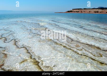 Das Tote Meer, eine durch Salz geschaffene Küste, bildet am Boden Salzschichten. Faszinierendes Naturphänomen in Jordanien. Stockfoto