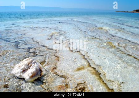 Das Tote Meer, eine durch Salz geschaffene Küste, bildet am Boden Salzschichten. Faszinierendes Naturphänomen in Jordanien. Stockfoto