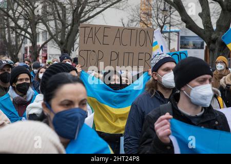 Berlin, Deutschland. 26.. Februar 2022. Proteste gegen den russischen Einmarsch in die Ukraine. Demonstranten versammelten sich am Samstag vor der russischen Botschaft in Berlin. Viele Demonstranten, die Schilder mit der Aufschrift Putin ist ein Terrorist, ein Mörder halten, beenden den Krieg, schließen den Himmel, Flugverbotszone, Waffen für die Ukraine und Verbot Russland aus Swift. Außerdem verglich mehrere Demonstranten Putin mit Hitler, nannten ihn Putler oder ließen ihn ein Hakenkreuz tragen. Die deutsche Polizei versuchte, mehrere Zeichen des Protestes zu verbieten. (Bild: © Michael Kuenne/PRESSCOV über ZUMA Press Wire) Stockfoto
