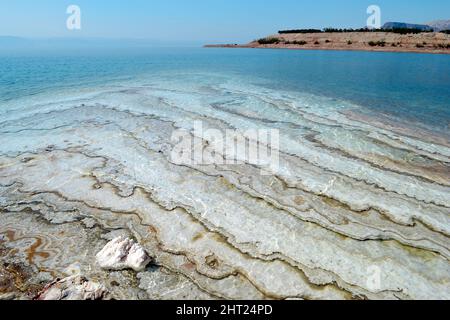 Das Tote Meer, eine durch Salz geschaffene Küste, bildet am Boden Salzschichten. Faszinierendes Naturphänomen in Jordanien. Stockfoto