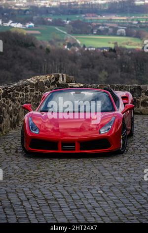 Vertikale Aufnahme des roten Ferrari 488. Sportwagen. Wiesbaden, Deutschland. Stockfoto