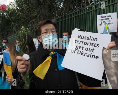 Athen, Attika, Griechenland. 26.. Februar 2022. Demonstration vor der russischen Botschaft gegen die andauernde Invasion der Ukraine durch Russland. (Bild: © George Panagakis/Pacific Press via ZUMA Press Wire) Stockfoto