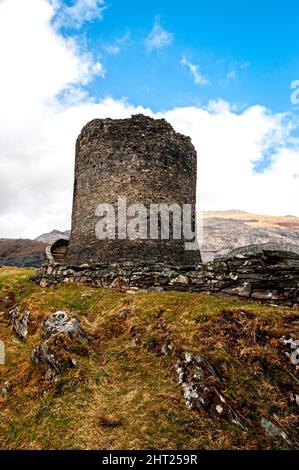 Die Ruinen des Dolbadarn Castle aus dem 13.. Jahrhundert, ein walisischer runder Turm, der von Llewelyn dem Großen zur Kontrolle des Llanberis-Gebirgspasses erbaut wurde Stockfoto