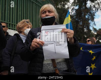 Athen, Attika, Griechenland. 26.. Februar 2022. Demonstration vor der russischen Botschaft gegen die andauernde Invasion der Ukraine durch Russland. (Bild: © George Panagakis/Pacific Press via ZUMA Press Wire) Stockfoto