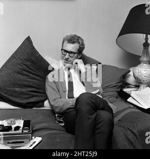 Bamber Gascoigne, TV-Persönlichkeit und seine Frau Christina zu Hause in Notting Hill, London. 15.. September 1965. Stockfoto