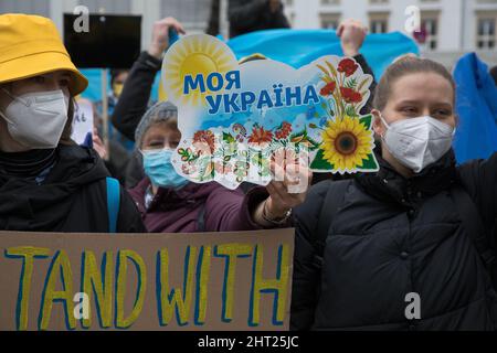 Berlin, Deutschland. 26.. Februar 2022. Proteste gegen den russischen Einmarsch in die Ukraine. Demonstranten versammelten sich am Samstag vor der russischen Botschaft in Berlin. Viele Demonstranten, die Schilder mit der Aufschrift Putin ist ein Terrorist, ein Mörder halten, beenden den Krieg, schließen den Himmel, Flugverbotszone, Waffen für die Ukraine und Verbot Russland aus Swift. Außerdem verglich mehrere Demonstranten Putin mit Hitler, nannten ihn Putler oder ließen ihn ein Hakenkreuz tragen. Die deutsche Polizei versuchte, mehrere Zeichen des Protestes zu verbieten. (Bild: © Michael Kuenne/PRESSCOV über ZUMA Press Wire) Stockfoto