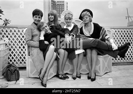 Die Stars des Films 'Alfie' Vivien Merchant, Jane Asher, Julia Foster und Shelley Winters mit Michael Caine über ihnen. 4.. Juli 1965. Stockfoto