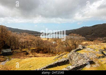 Die Ruinen des Dolbadarn Castle aus dem a13.. Jahrhundert sind ein Turm einer walisischen Festung, die von Llewelyn dem Großen zur Kontrolle des Llanberis-Gebirgspasses erbaut wurde Stockfoto