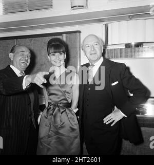 Die Schauspielerin Audrey Hepburn im Bild mit Jack L Warner (links) und Cecil Beaton bei einem Presseempfang im Savoy Hotel in London, der für einige der Stars des Films „My Fair Lady“ veranstaltet wurde. 19.. Januar 1965. Stockfoto