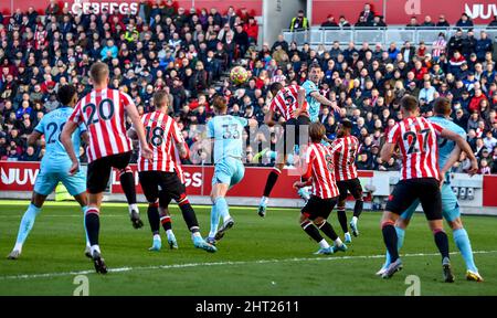 London, Großbritannien. 26.. Februar 2022. Ethan Pinnock von Brentford FC führt das Kreuz beim Premier League-Spiel zwischen Brentford und Newcastle United am 26. Februar 2022 im Brentford Community Stadium, London, England, an. Foto von Phil Hutchinson. Nur zur redaktionellen Verwendung, Lizenz für kommerzielle Nutzung erforderlich. Keine Verwendung bei Wetten, Spielen oder Veröffentlichungen einzelner Clubs/Vereine/Spieler. Kredit: UK Sports Pics Ltd/Alamy Live Nachrichten Stockfoto