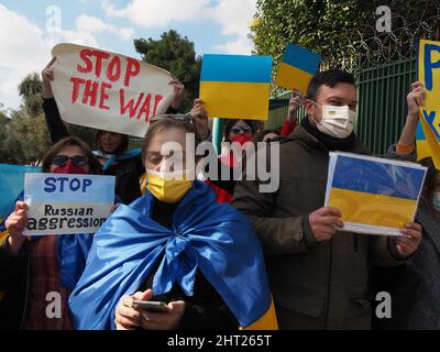 Athen, Attika, Griechenland. 26.. Februar 2022. Demonstration vor der russischen Botschaft gegen die andauernde Invasion der Ukraine durch Russland. (Bild: © George Panagakis/Pacific Press via ZUMA Press Wire) Stockfoto