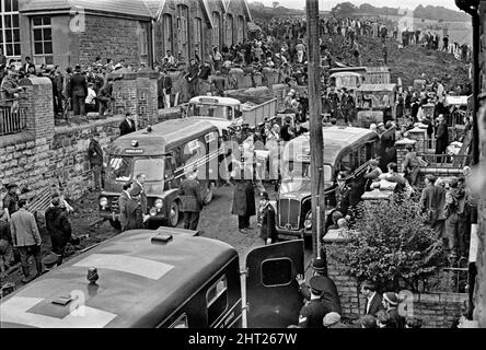 Aberfan, Südwales, um 21.. Oktober 1966 das Bild zeigt den Schlamm und die Verwüstungen, die verursacht wurden, als am 21.. Oktober 1966 die Bergbauschürze hoch über der Stadt herunterkam und die Pantglas Junior School verschlang. Retter, die versuchen, Opfer zu finden und zu helfen, monisten den Schlamm und die Trümmer um den Schulstandort herum. Die Katastrophe von Aberfan war ein katastrophaler Einsturz einer kollidierenden Beute im walisischen Dorf Aberfan, in der Nähe von Merthyr Tydfil. Es wurde durch eine Ansammlung von Wasser in den angesammelten Felsen und Schiefer verursacht, die plötzlich begann, in Form von Schlamm bergab zu rutschen und verschlang die Stockfoto