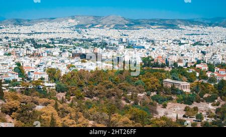 Luftpanorama der Stadt Athen von der Akropolis an einem sonnigen Tag, Athen, Griechenland. Stockfoto