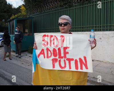 Athen, Attika, Griechenland. 26.. Februar 2022. Demonstration vor der russischen Botschaft gegen die andauernde Invasion der Ukraine durch Russland. (Bild: © George Panagakis/Pacific Press via ZUMA Press Wire) Stockfoto