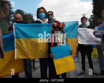 Athen, Attika, Griechenland. 26.. Februar 2022. Demonstration vor der russischen Botschaft gegen die andauernde Invasion der Ukraine durch Russland. (Bild: © George Panagakis/Pacific Press via ZUMA Press Wire) Stockfoto