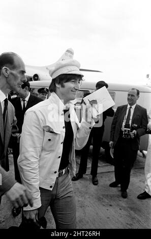 Die Beatles kehren am Sonntag, den 4.. Juli 1965, von Spanien, vom Flughafen London Heathrow nach England zurück. Stockfoto