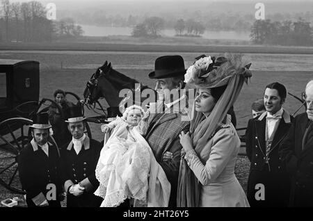 Sophia Loren und David Niven drehen „Lady L“ mit dem 9-jährigen Simon. März 1965. Stockfoto