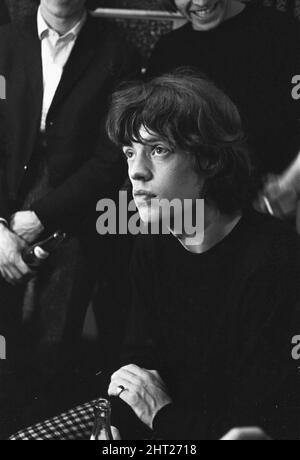 Mick Jagger Leadsänger mit den Rolling Stones, die hier nach dem Stones-Konzert im Regal Cinema, Cambridge am 15. Oktober 1965 hinter der Bühne zu sehen waren Stockfoto