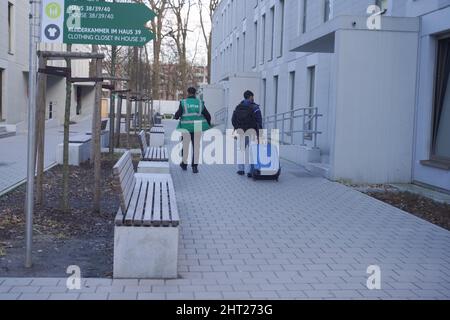 Berlin, Deutschland. 26.. Februar 2022. Erste Flüchtlinge aus der Ukraine werden in ihre Unterkünfte beim Berliner Landesamt für Flüchtlinge (LAF) eskortiert. Quelle: Jörg Carstensen/dpa/Alamy Live News Stockfoto