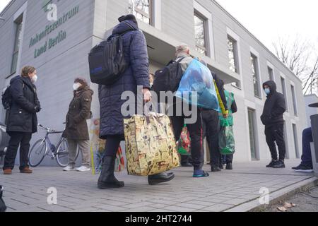 Berlin, Deutschland. 26.. Februar 2022. Erste Flüchtlinge aus der Ukraine werden in ihre Unterkünfte beim Berliner Landesamt für Flüchtlinge (LAF) eskortiert. Quelle: Jörg Carstensen/dpa/Alamy Live News Stockfoto