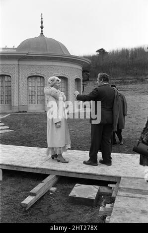 Sophia Loren während der Dreharbeiten zu „Lady L“ im Castle Howard, wo sie eine 80-jährige Frau spielt. Im Bild mit dem Regisseur des Films Peter Ustinov. 8.. Juni 1965. Stockfoto