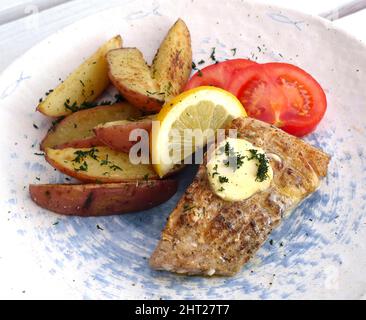 Fischfilet mit eingekeilten Kartoffeln Stockfoto