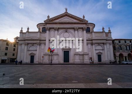 Die Hauptfassade der Kirche San Giovanni Battista von Bassano del Grappa, auf der Piazza Liberta, bei Sonnenaufgang. Stockfoto