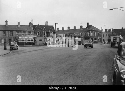 Adamsdown Square, Adamsdown, ein innerstädtisches Gebiet und eine Gemeinde im Süden von Cardiff, Wales. Ca. 1965. Unser Bild Zeigt ... Adamsdown Square, wo sich fünf Straßen treffen. Stockfoto